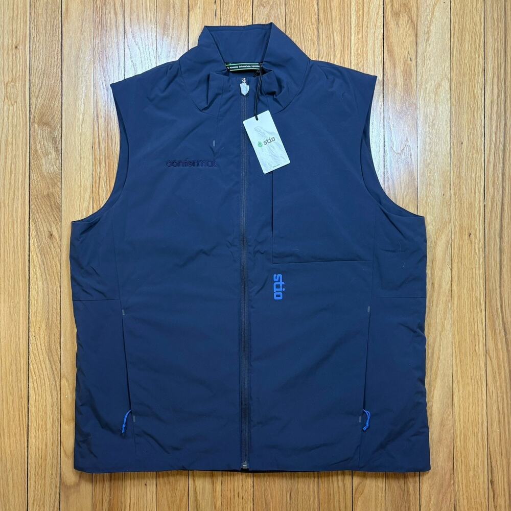 NWT Stio Fernos Insulated Vest Men's XL Mountain Shadow Navy Blue Company Logo